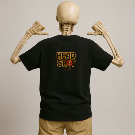 La imagen muestra a un esqueleto luciendo la parte trasera del diseño Headshot, de la línea de polos clásicos perteneciente a la Colección Calacas.