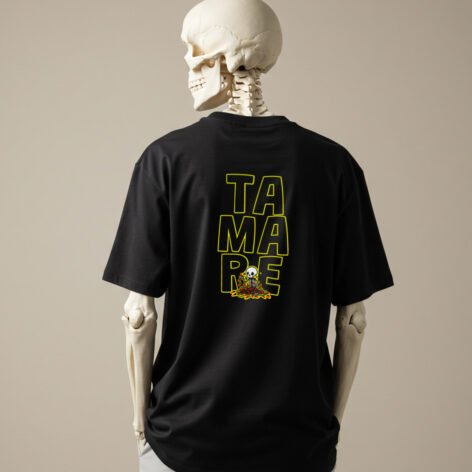 La imagen muestra a un esqueleto luciendo la parte trasera del diseño Ta Mare, de la línea de polos clásicos perteneciente a la Colección Calacas.