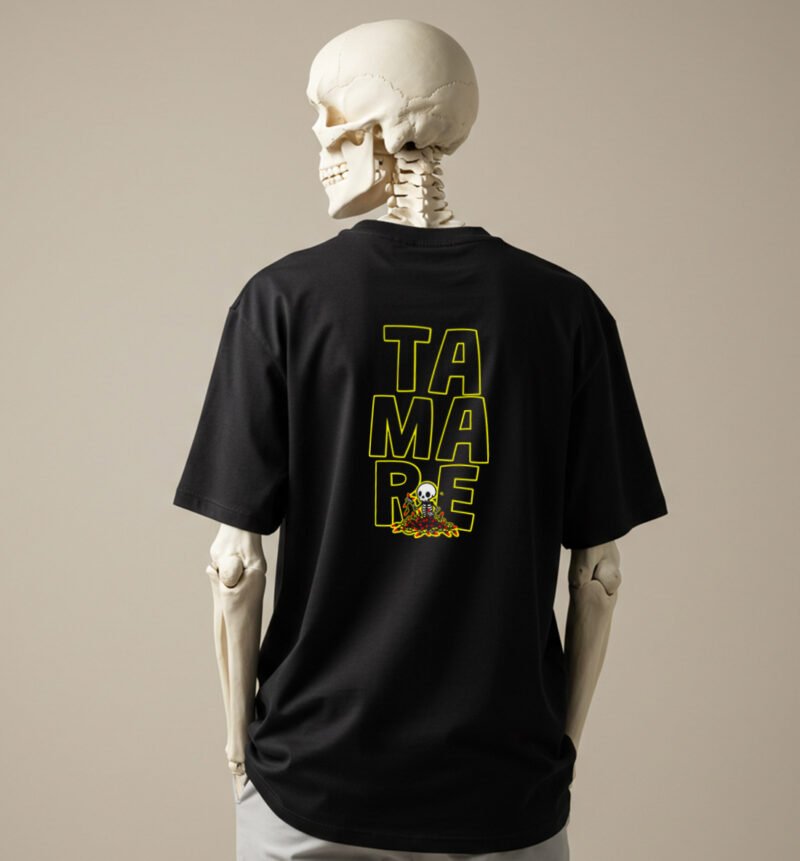 La imagen muestra a un esqueleto luciendo la parte trasera del diseño Ta Mare, de la línea de polos clásicos perteneciente a la Colección Calacas.