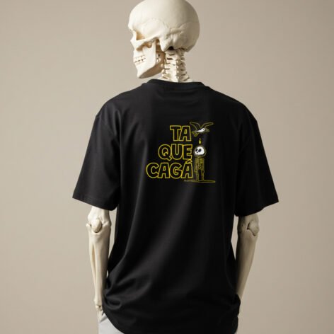 La imagen muestra a un esqueleto luciendo la parte trasera del diseño Cagao, de la línea de polos clásicos perteneciente a la Colección Calacas.