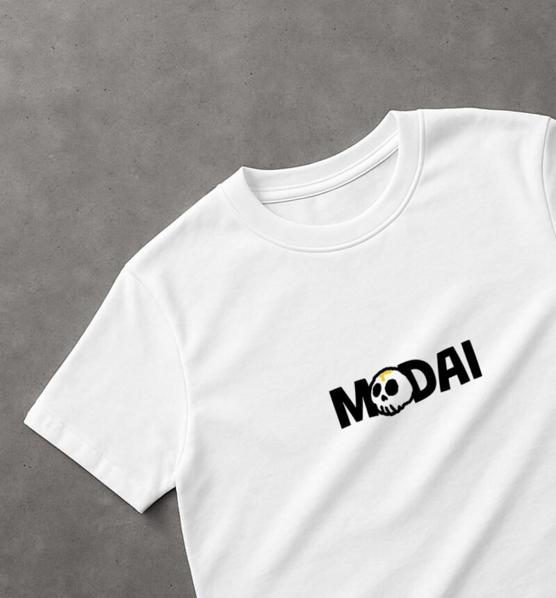 La imagen muestra la parte frontal del diseño Cagao, parte de la colección de polos "Calacas"