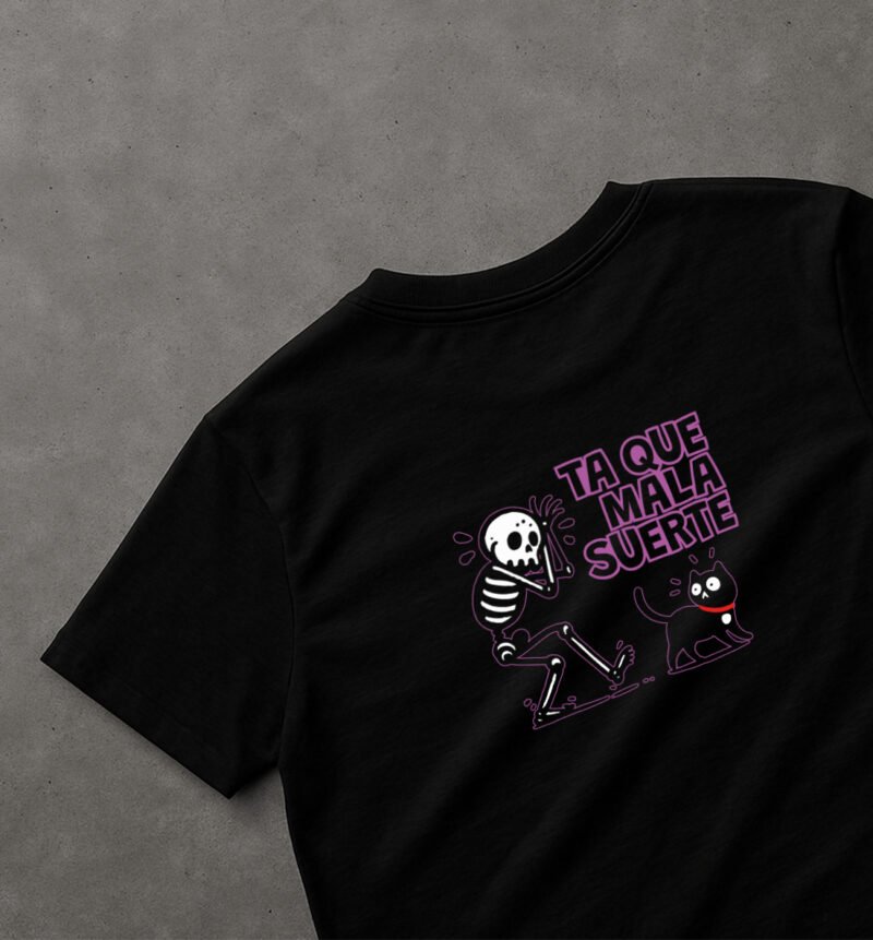La imagen muestra la parte trasera de un diseño que forma parte de la colección de polos "Calacas"