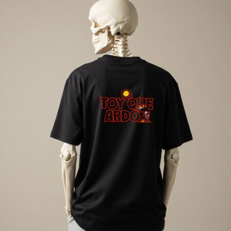 La imagen muestra a un esqueleto luciendo la parte trasera del diseño On Fire, de la línea de polos clásicos perteneciente a la Colección Calacas.