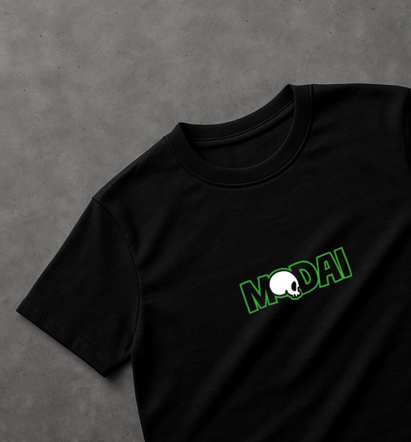 La imagen muestra la parte frontal del diseño Terco, de la línea de polos clásicos perteneciente a la Colección Calacas.